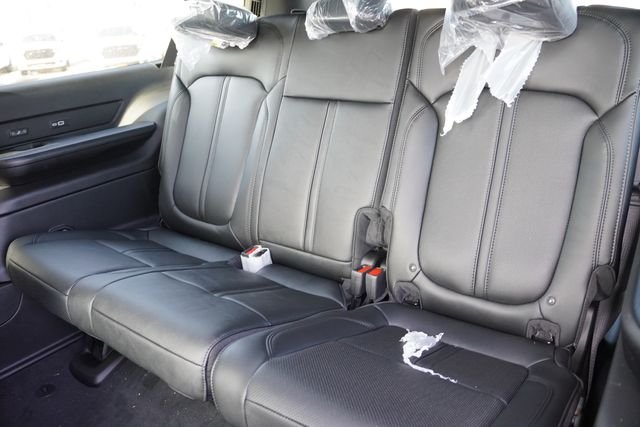 New 2026 Silver-Zynith Exterior Paint Jeep Limited Altitude image 13