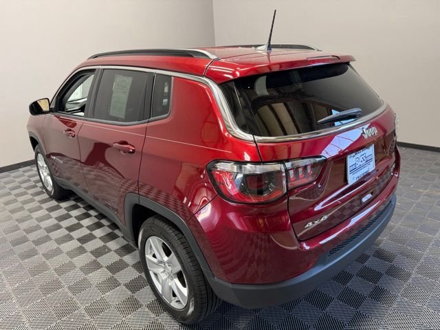 Used 2022 Velvet Jeep Latitude image 9