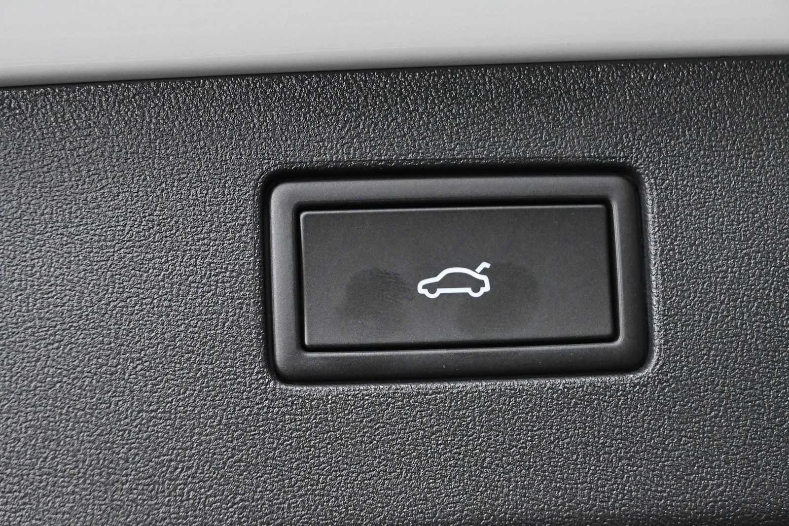 New 2026 Pure White Volkswagen SE image 10