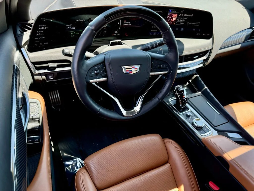 Used 2025  Cadillac Premium Luxury image 25
