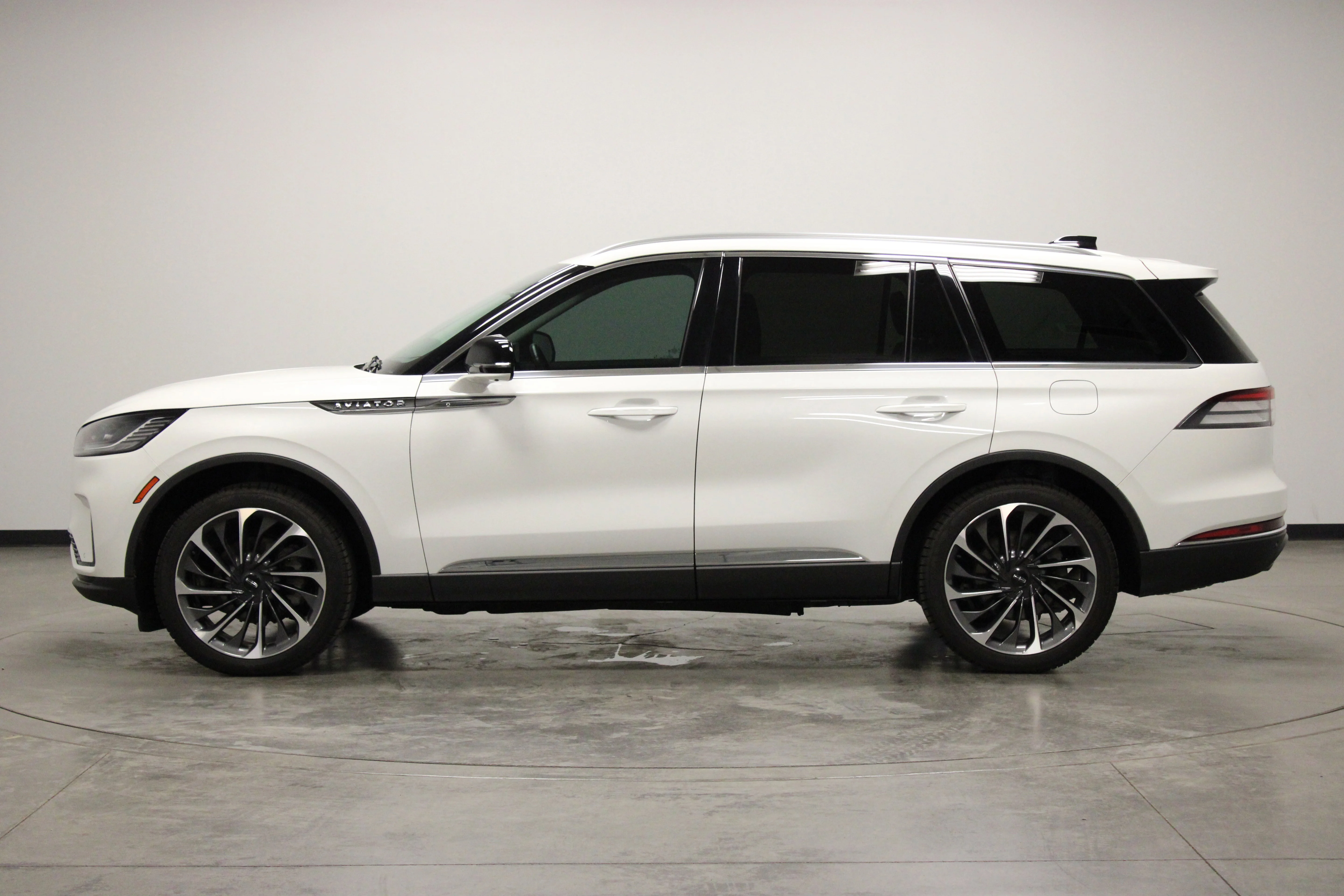 Used 2025 Pristine White Metallic Tri-Coat Lincoln Reserve image 5