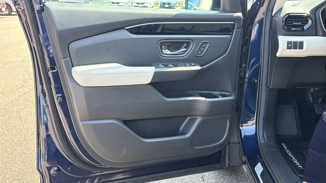 Used 2026 Obsidian Blue Pearl Honda RTL image 9