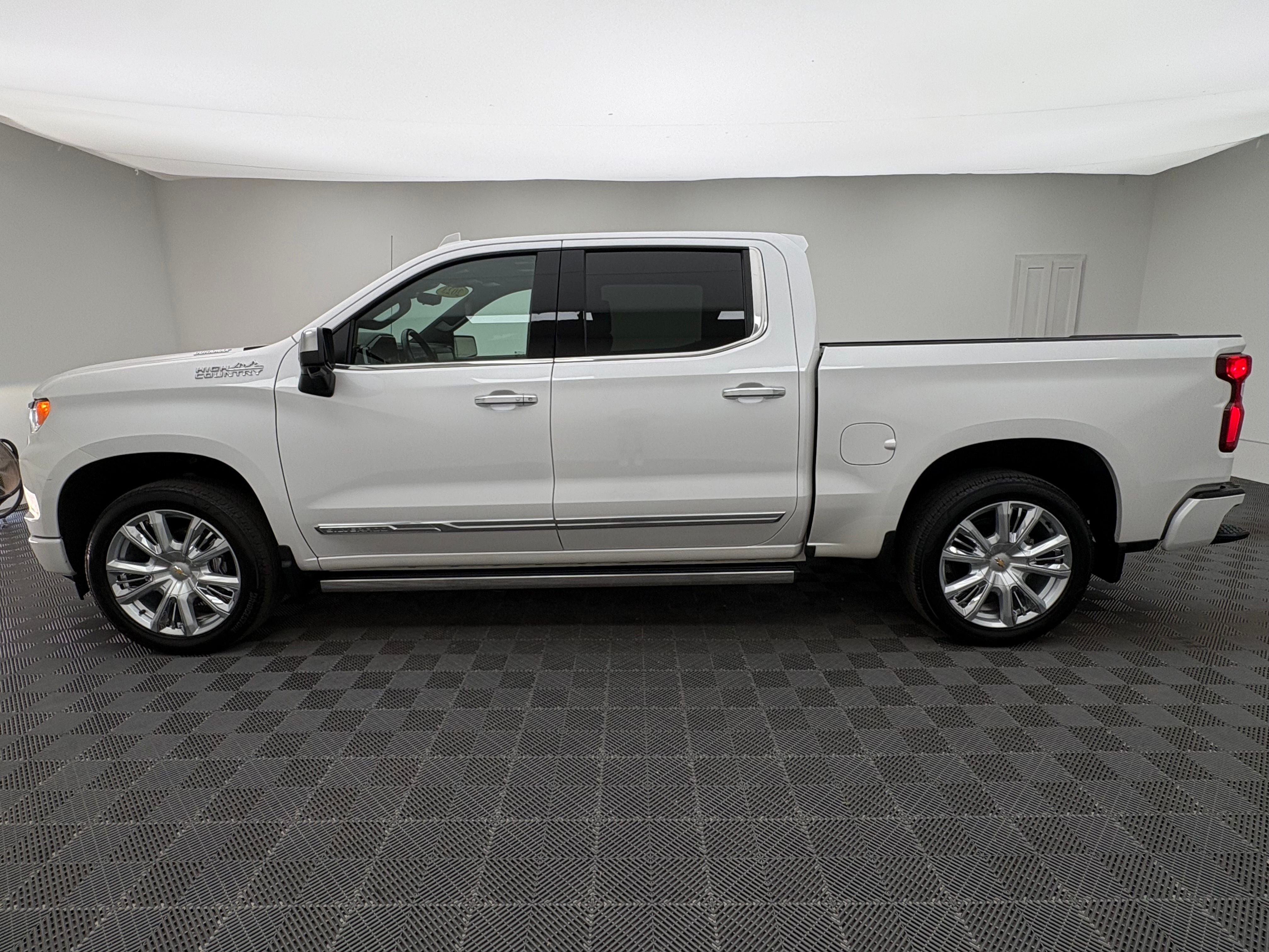 Used 2023 Iridescent Pearl Tricoat Chevrolet High Country image 14