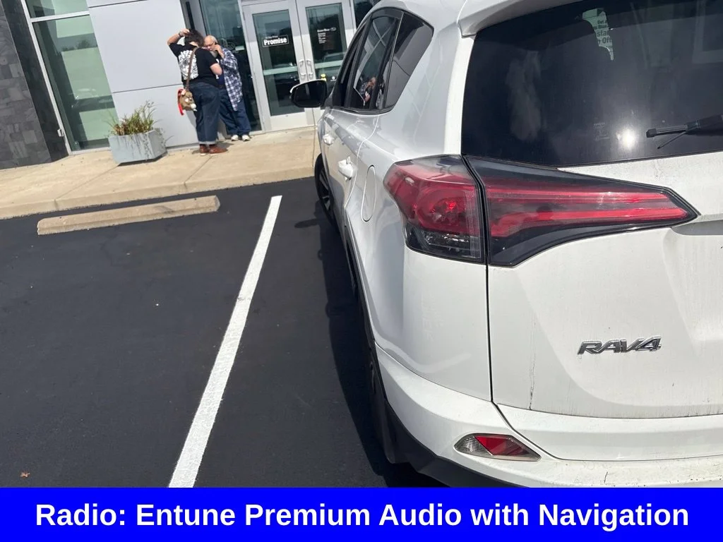 Used 2018 White Toyota XLE image 4