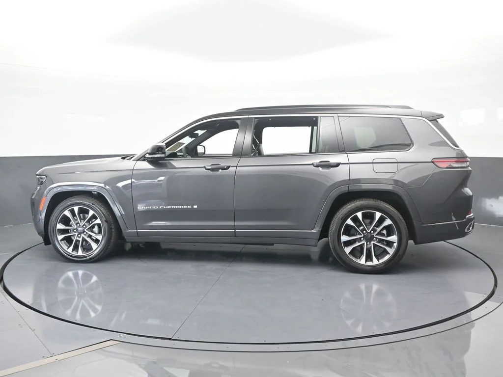 Used 2024 Baltic Gray Metallic Clearcoat Jeep Overland image 3