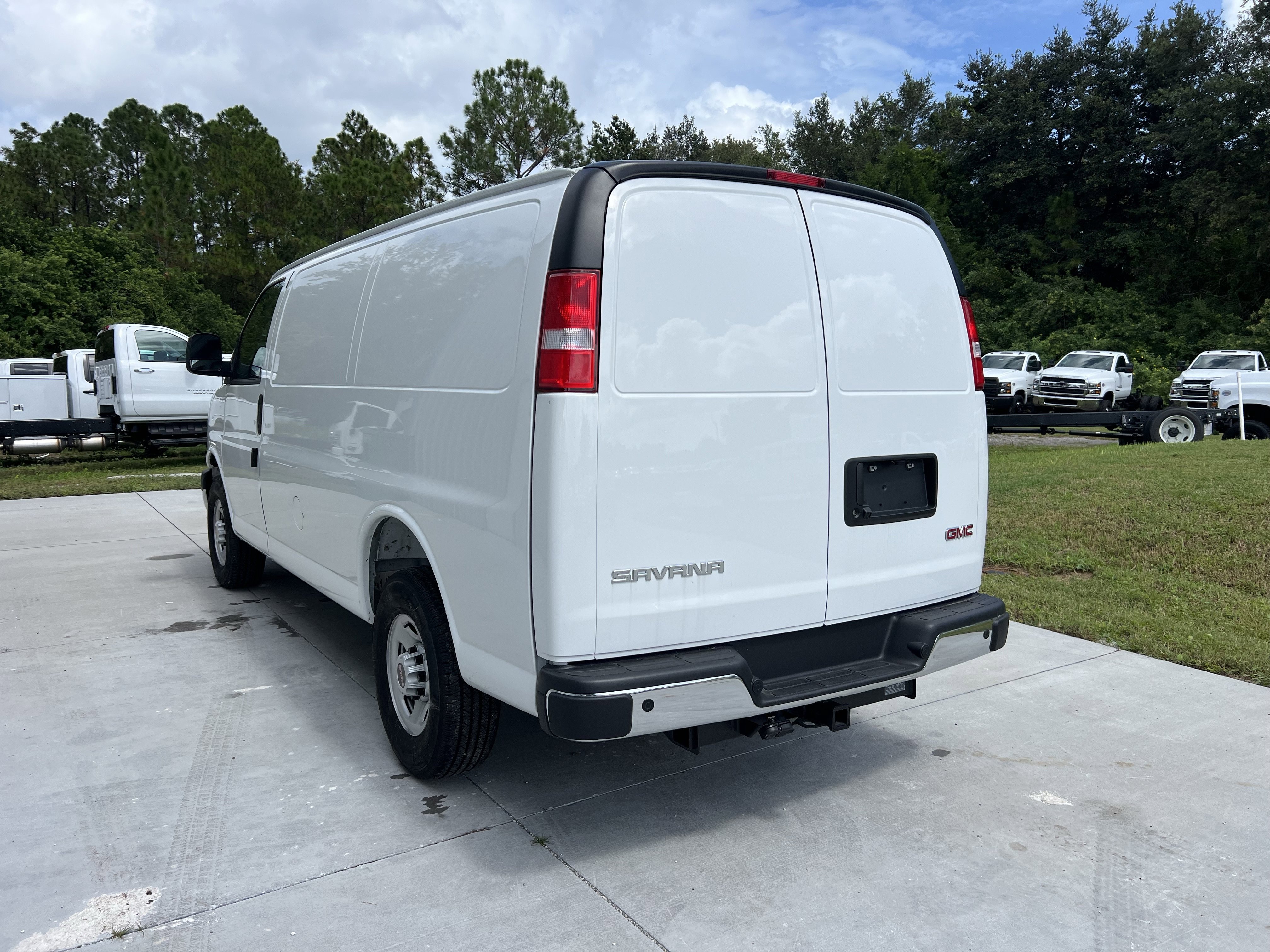 New 2025 Summit White GMC Work Van image 3