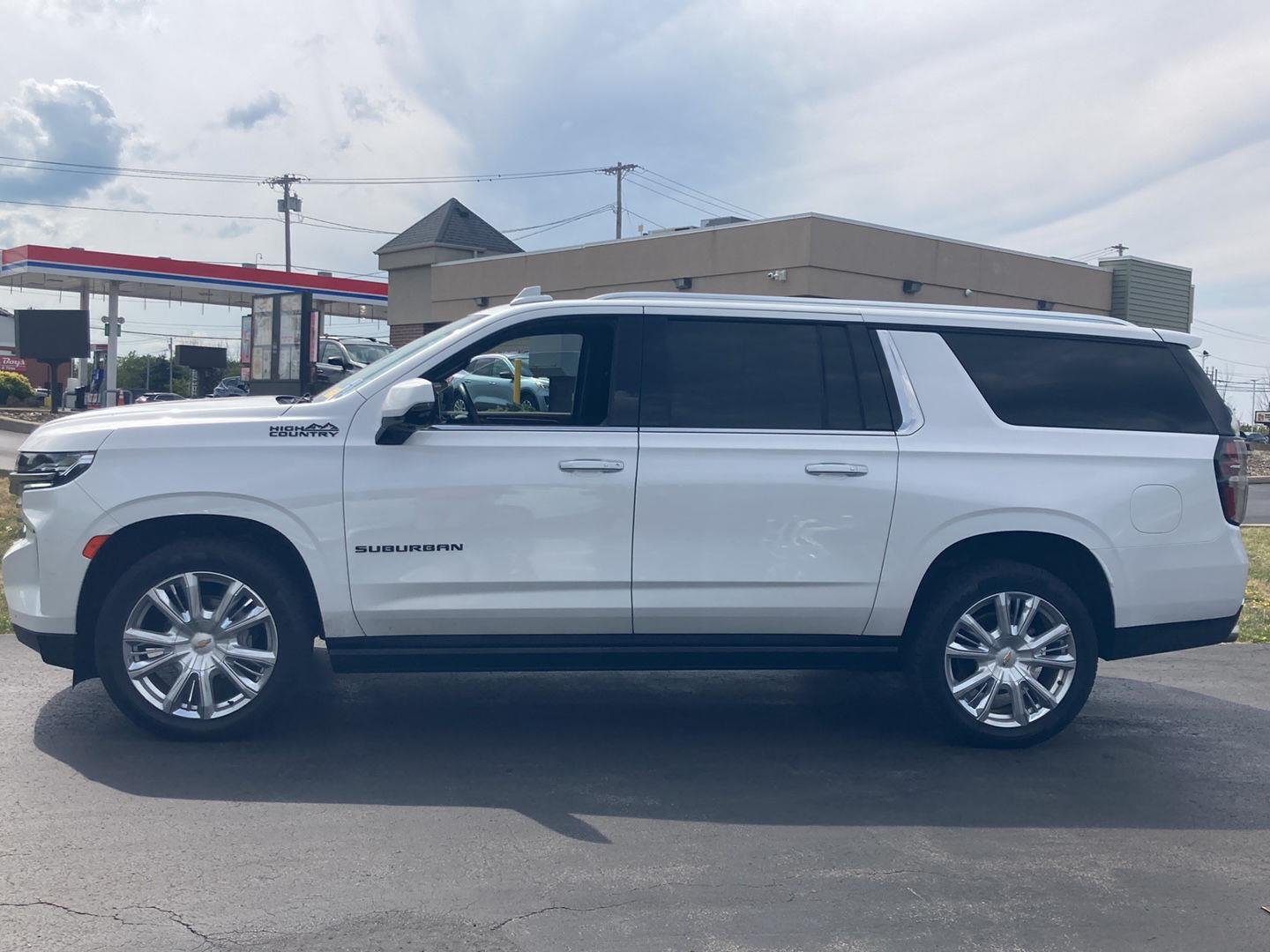Used 2023 Iridescent Pearl Tricoat Chevrolet High Country image 4