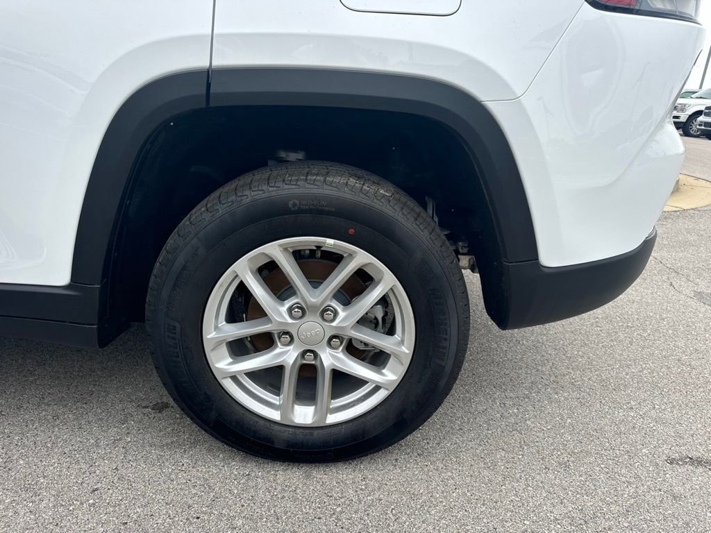 New 2026 Bright White Clear-Coat Exterior Paint Jeep Laredo X image 31