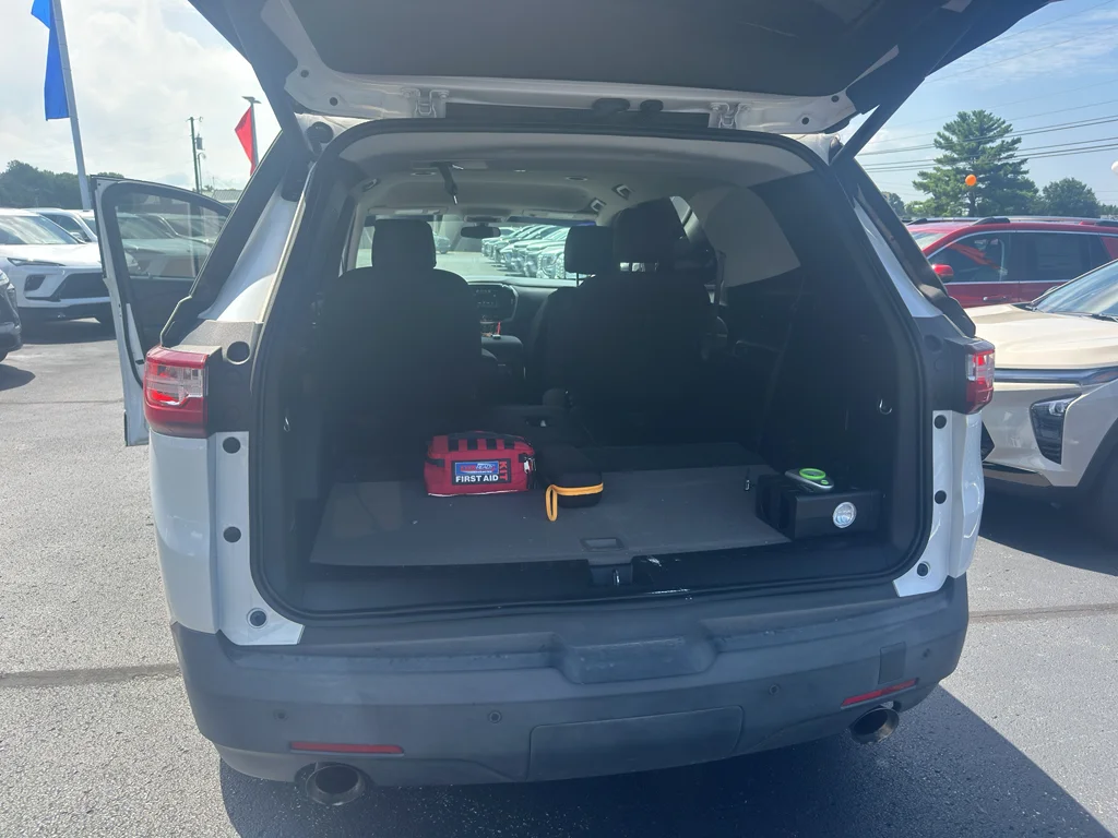 Used 2019 IRIDESCENT PEARL TRICOAT Chevrolet LT Cloth image 8