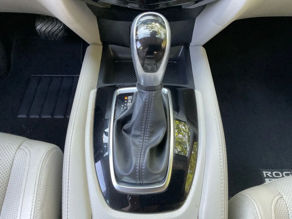 Used 2017 White Nissan SL image 37