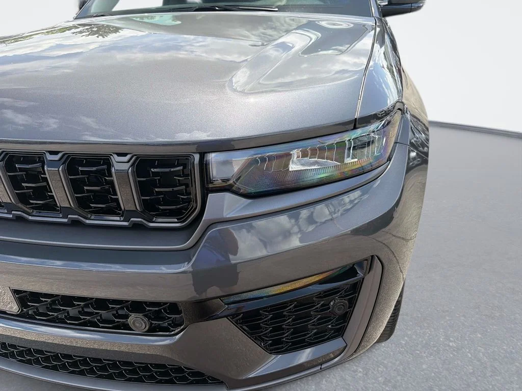 New 2026 Baltic Gray Metallic Clear-Coat Exterior Paint Jeep Limited Reserve image 8