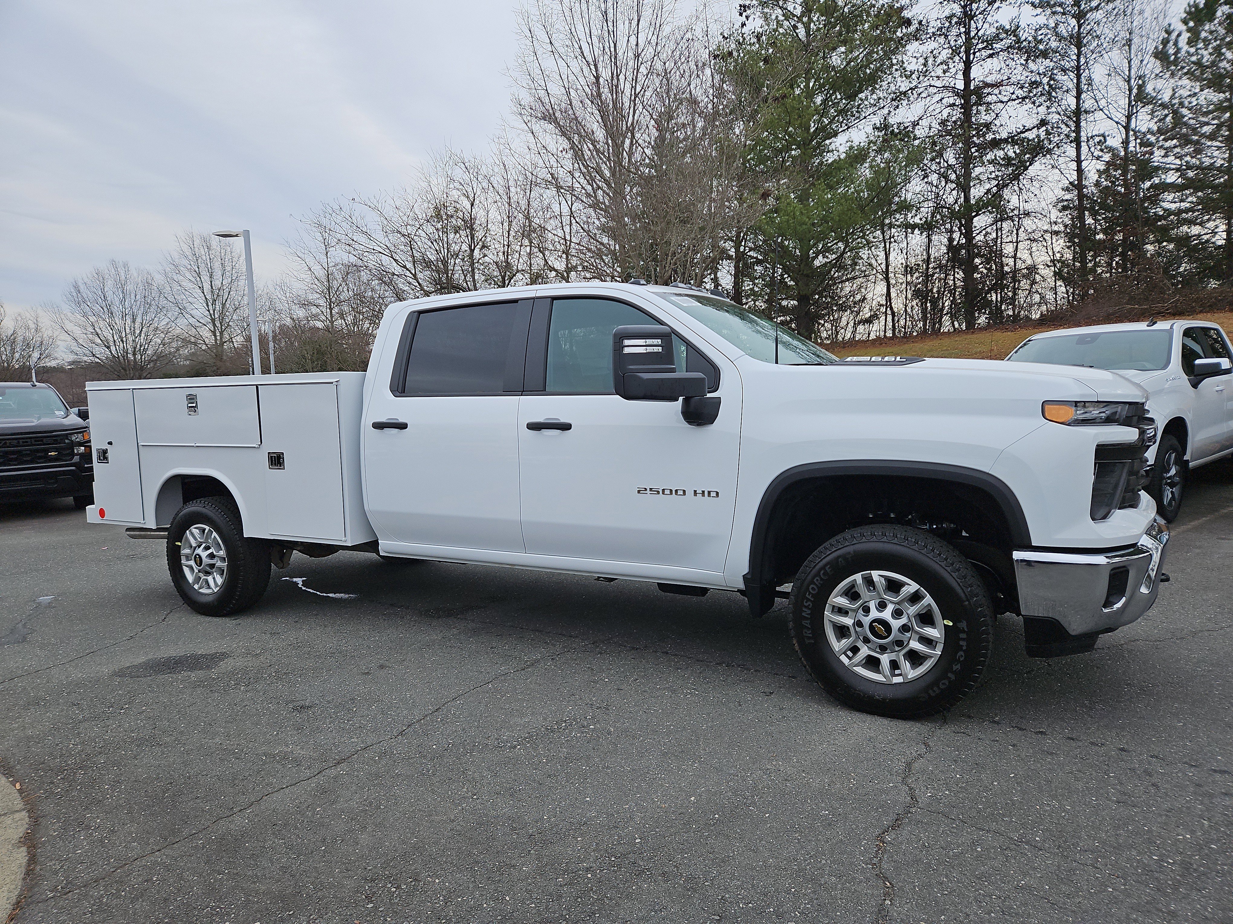 New 2026 Summit White Chevrolet WT image 7