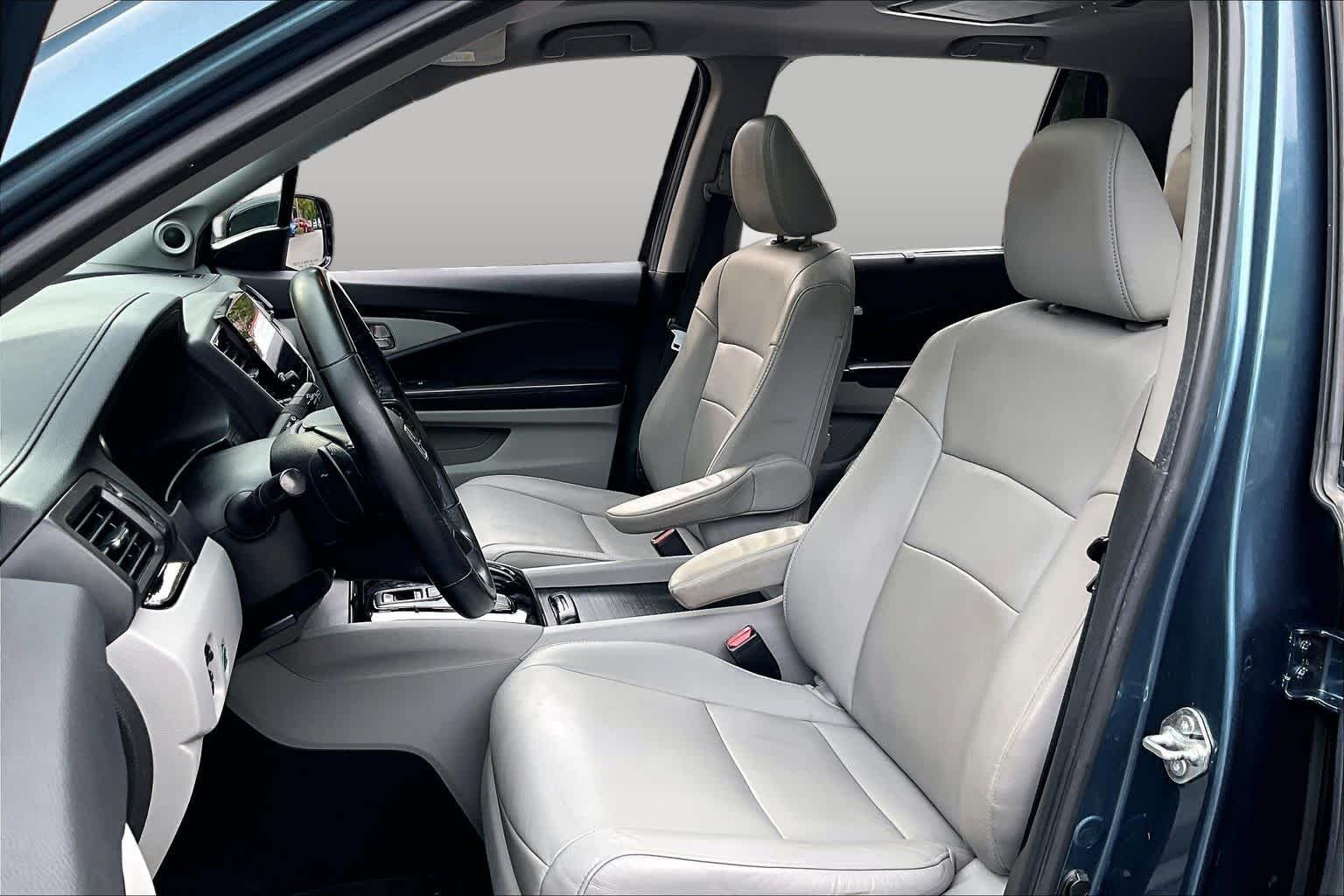Used 2019 Steel Sapphire Metallic Honda Touring 8-Passenger image 8