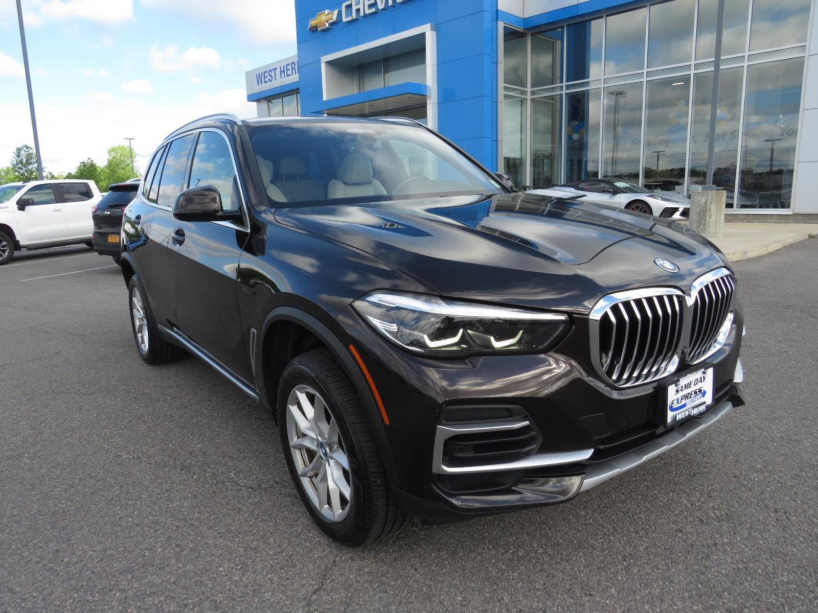 Used 2022  BMW  image 2