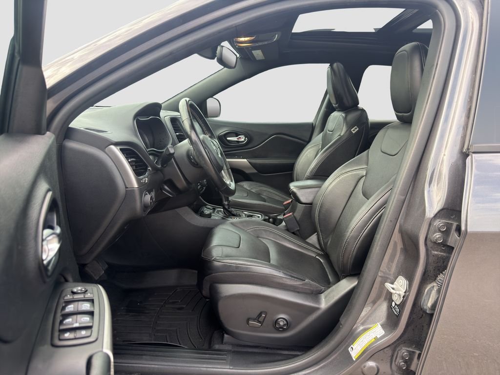 Used 2021 Gray Jeep Latitude Lux image 9