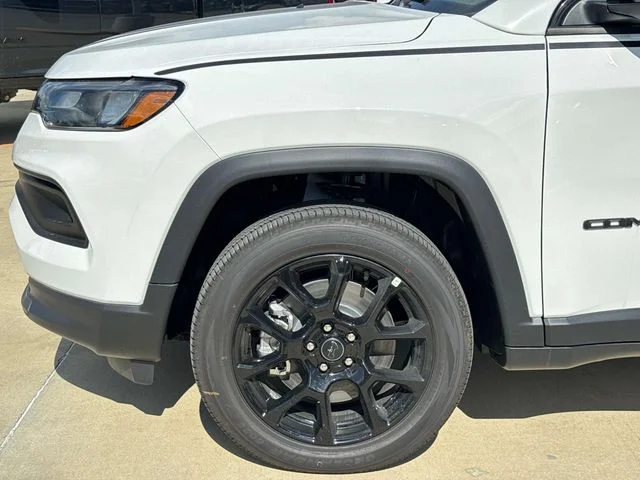 New 2026 Bright White Clear-Coat Exterior Paint Jeep Latitude image 4