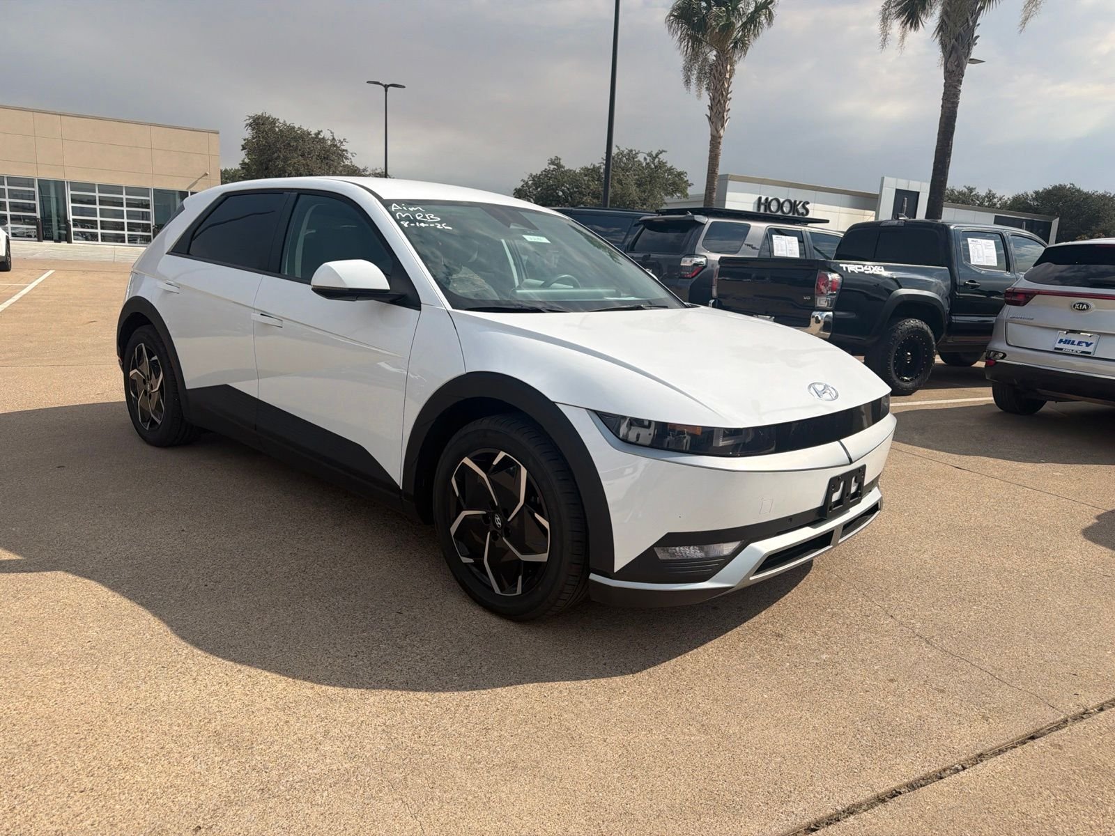 Certified Used 2024 Atlas White Hyundai SEL image 3