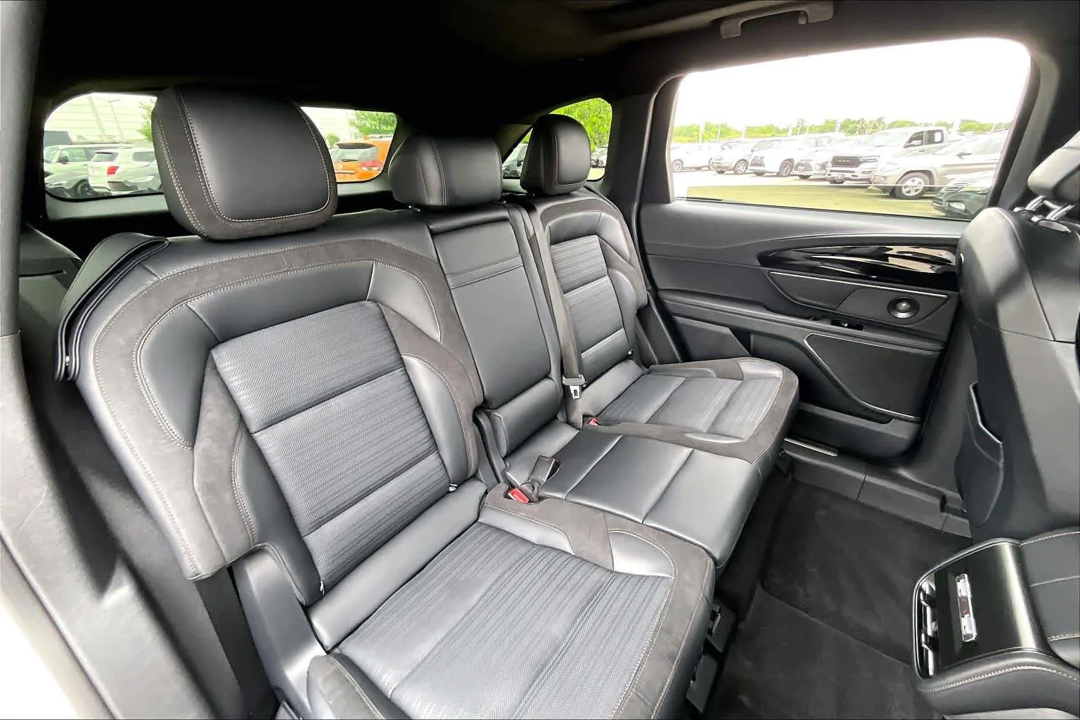 Used 2025 White Platinum Metallic Tri-Coat Lincoln Reserve image 17