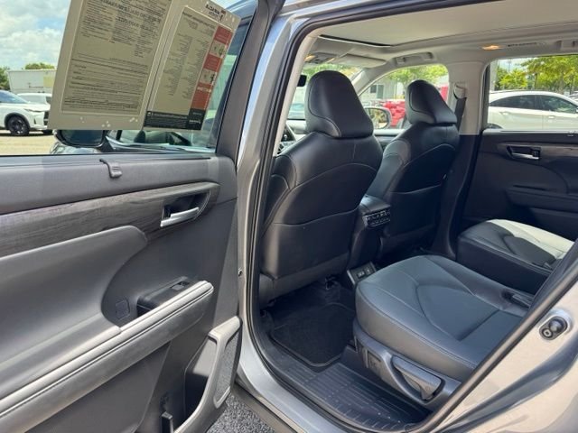 Used 2025  Toyota Platinum image 39