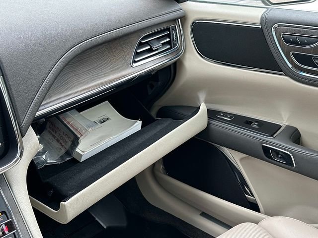 Used 2017 Green Lincoln Select image 32