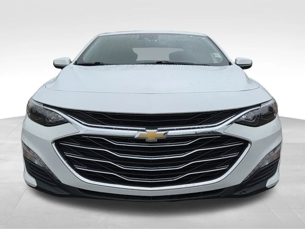 Used 2023 White Chevrolet LT image 3