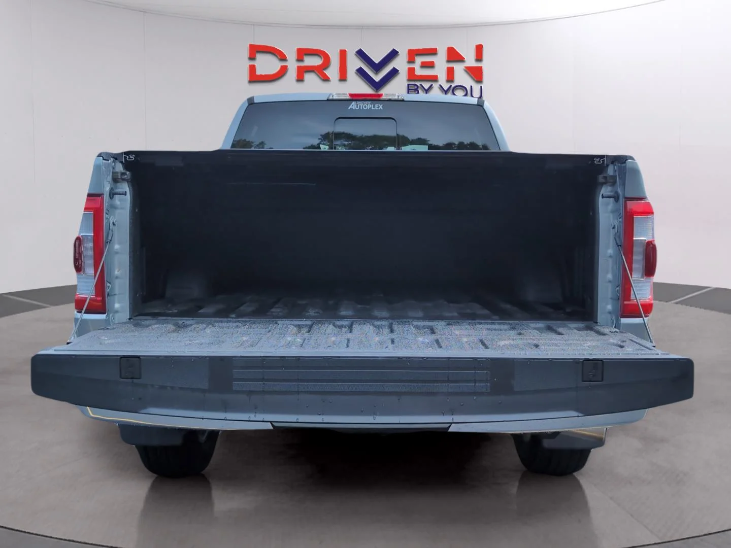 Used 2023 Iconic Silver Ford LARIAT image 9