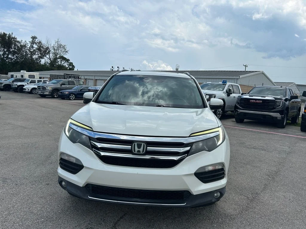 Used 2017  Honda Touring image 3