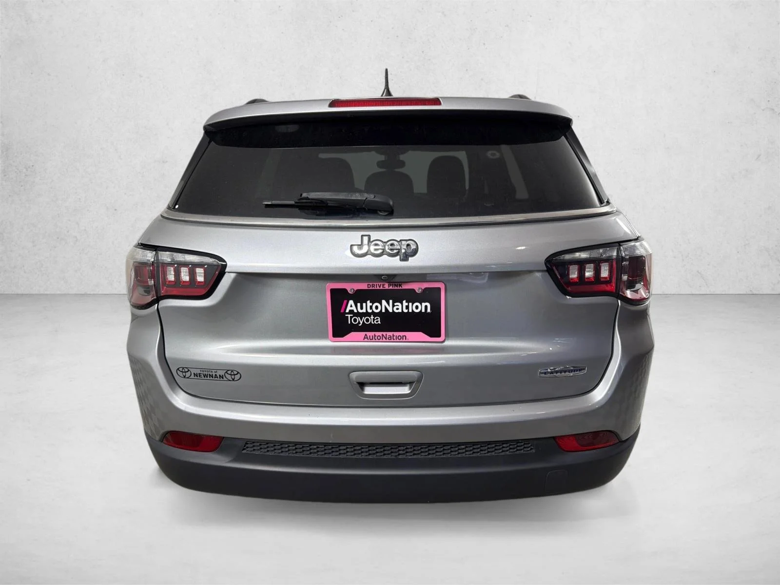 Used 2021 Silver Jeep Latitude image 4