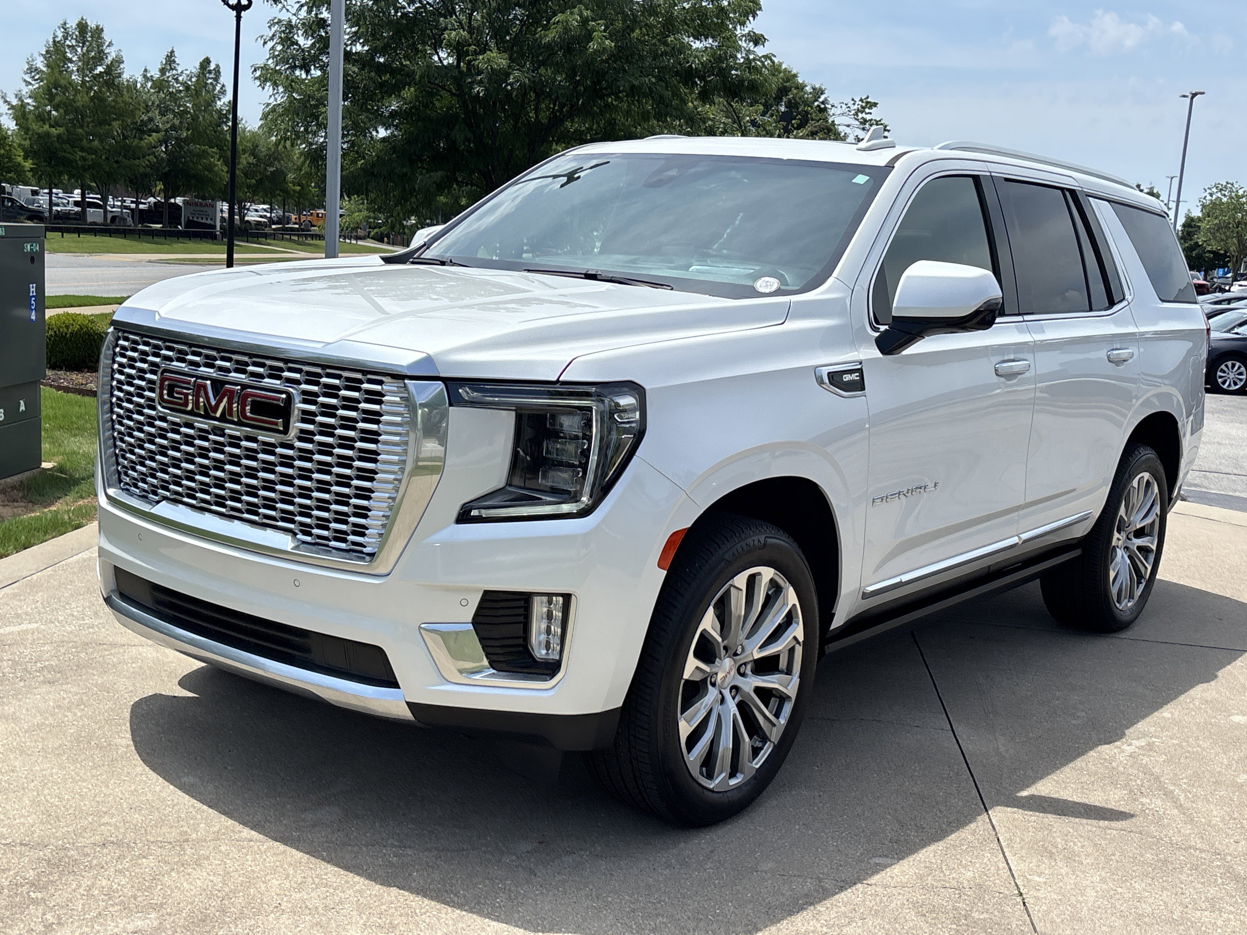 Used 2022 White Frost Tricoat GMC Denali 4WD image 12