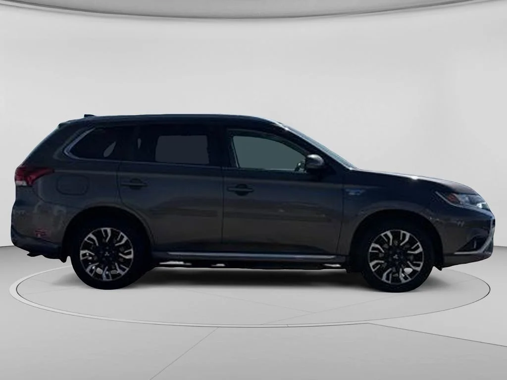 Used 2018  Mitsubishi SEL image 33