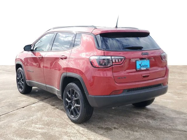 New 2026 Red Hot Pearl-Coat Exterior Paint Jeep Latitude image 3