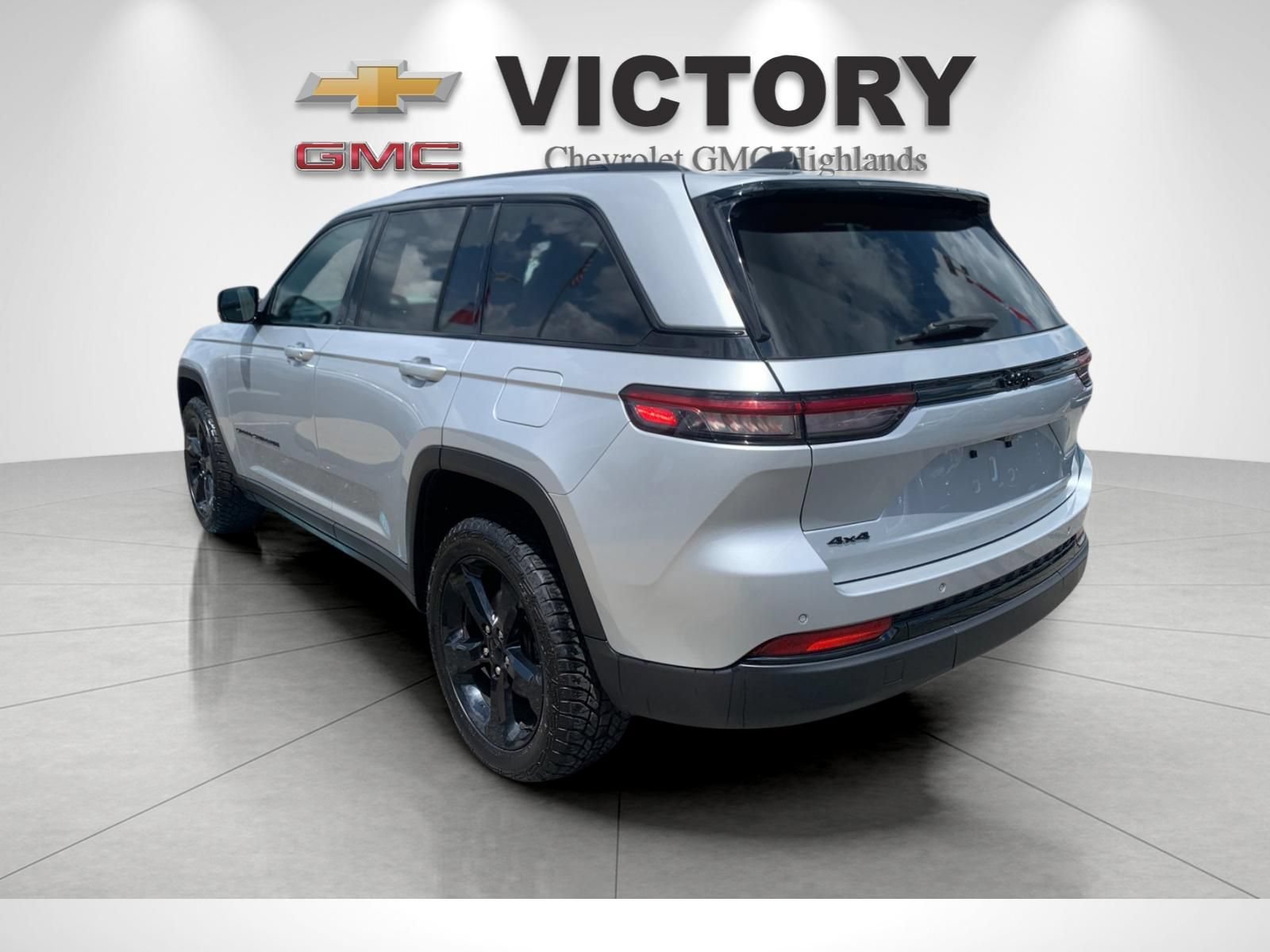 Used 2023 Silver Zynith Jeep Laredo image 5