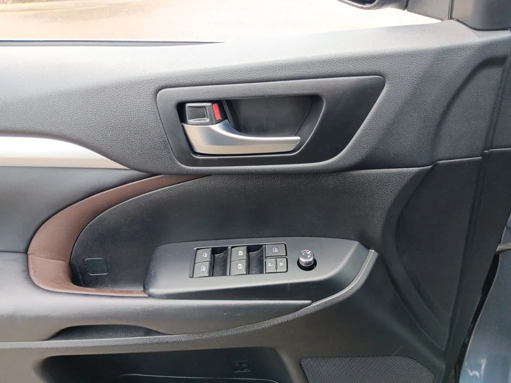Used 2019 Shoreline Blue Pearl Toyota XLE image 31