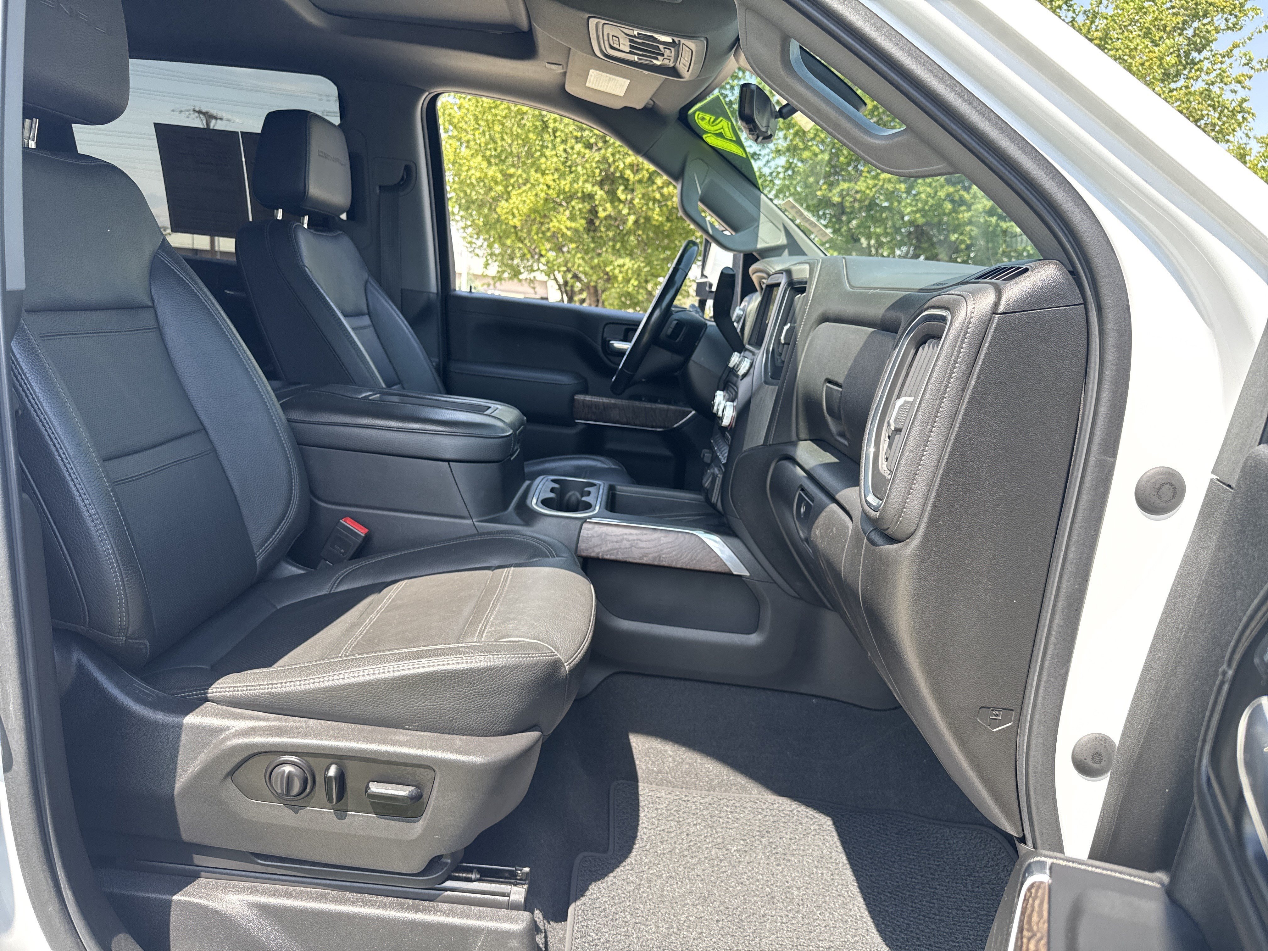 Used 2021 WHITE FROST TRICOAT GMC Denali image 22