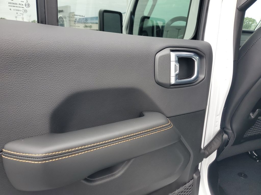 New 2026 Bright White Clear-Coat Exterior Paint Jeep Sahara image 13