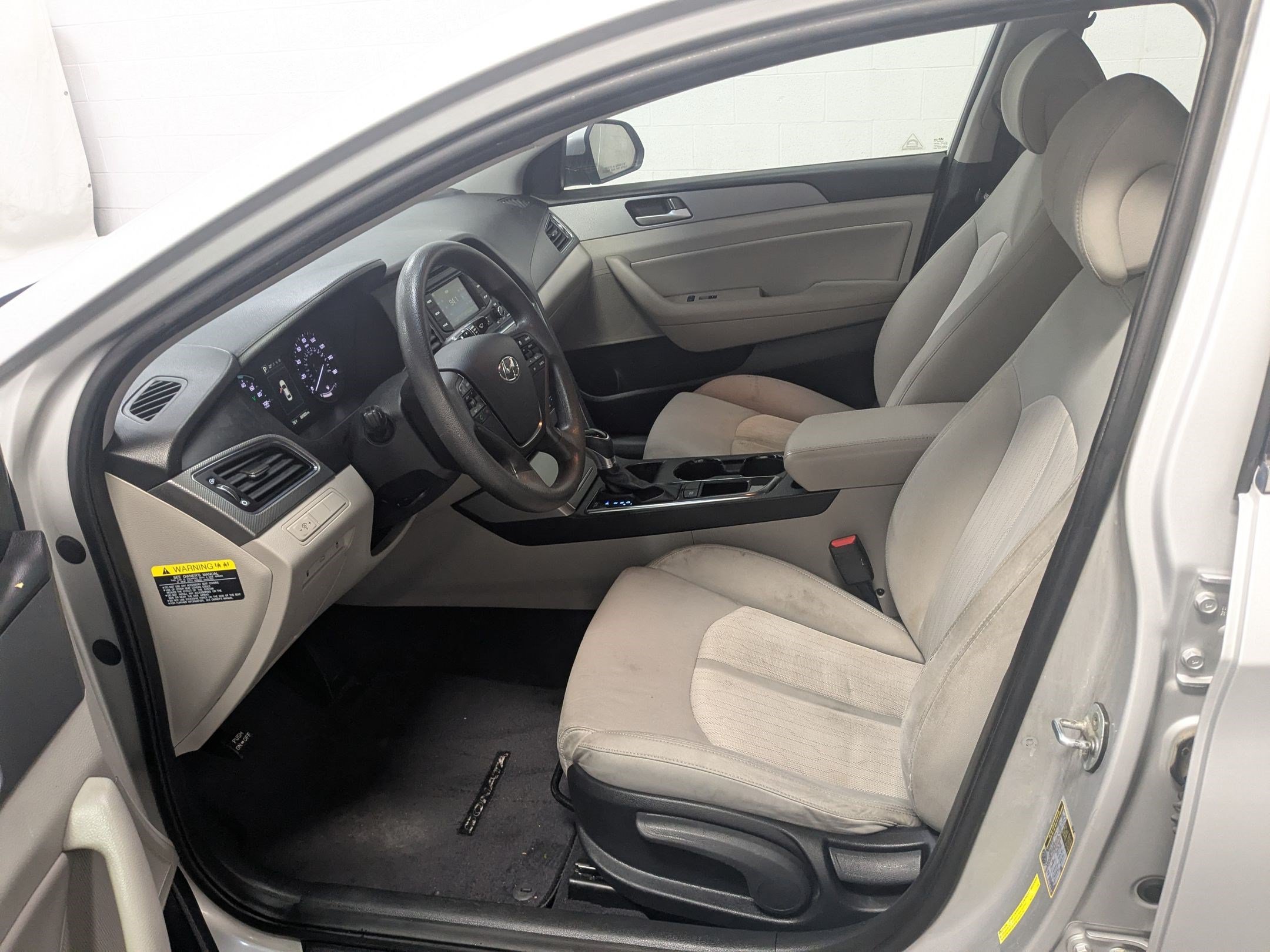 Used 2016 Starlight Silver Hyundai SE image 18