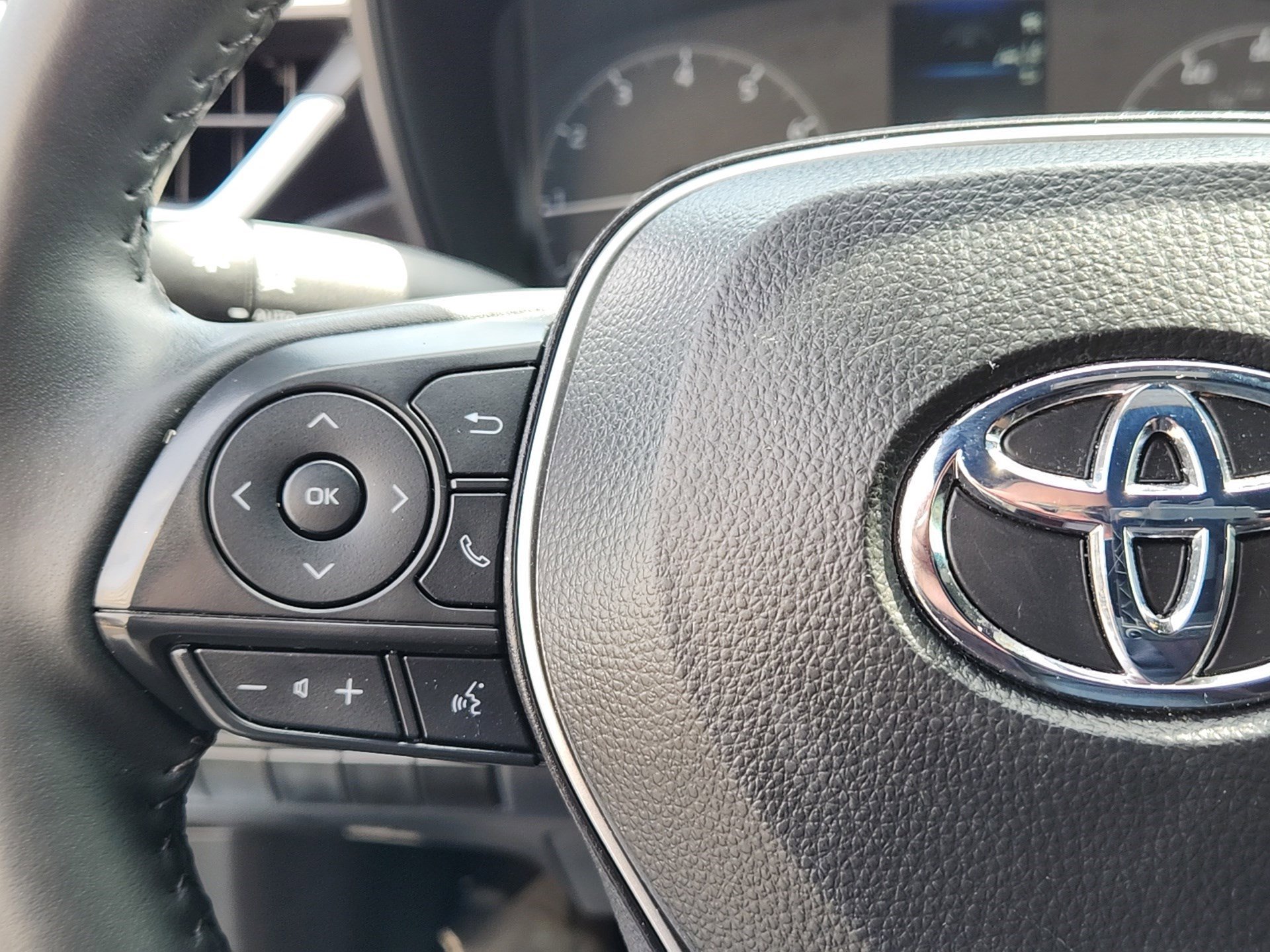 Certified Used 2025 Wind Chill Pearl Toyota SE image 18