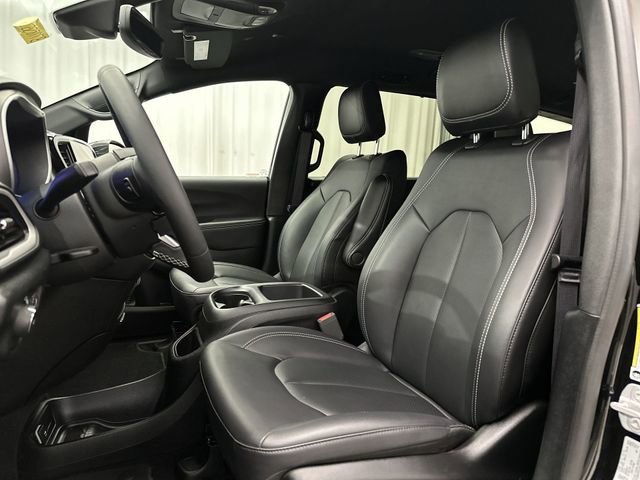 Used 2025 Black Chrysler Select image 17