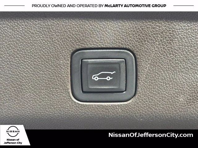 Used 2023 White Chevrolet Z71 image 13