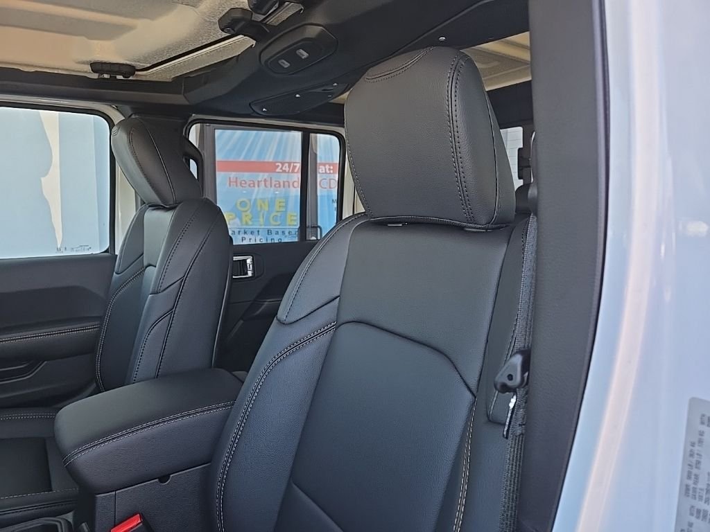 New 2026 Bright White Clear-Coat Exterior Paint Jeep Sahara image 36