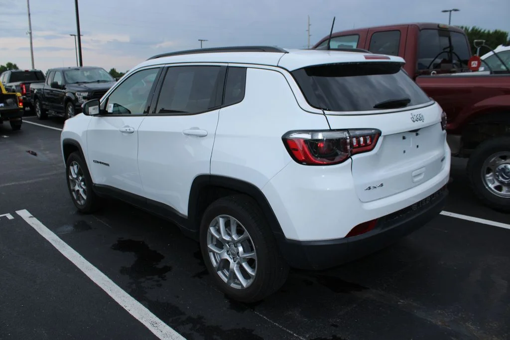 Used 2022 White Jeep Latitude Lux image 6