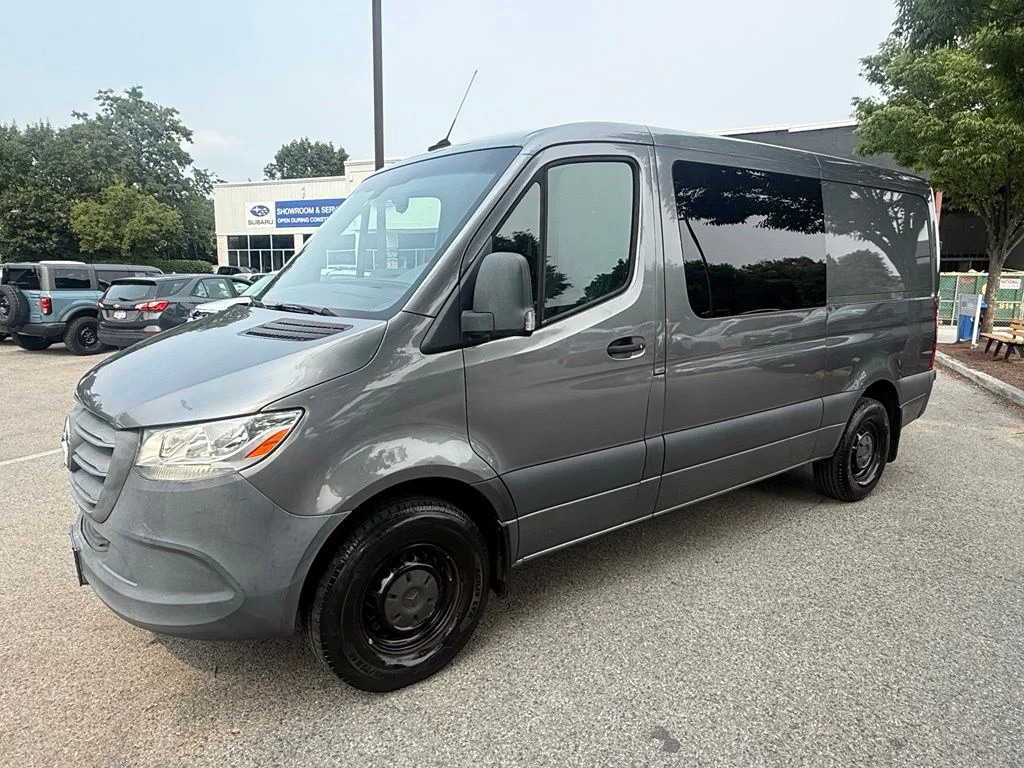 Used 2021  Mercedes-Benz Crew 144 WB image 3