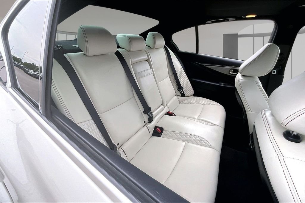 Used 2019 White INFINITI Red Sport 400 image 28