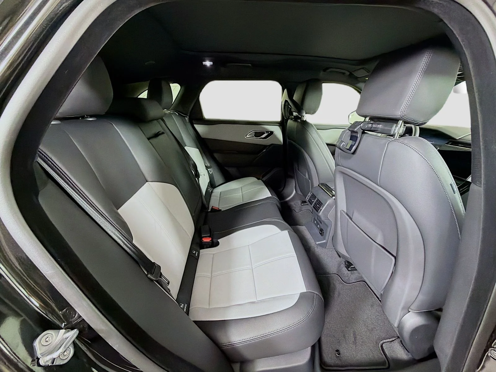 New 2026 Santorini Black Land Rover Dynamic SE image 31