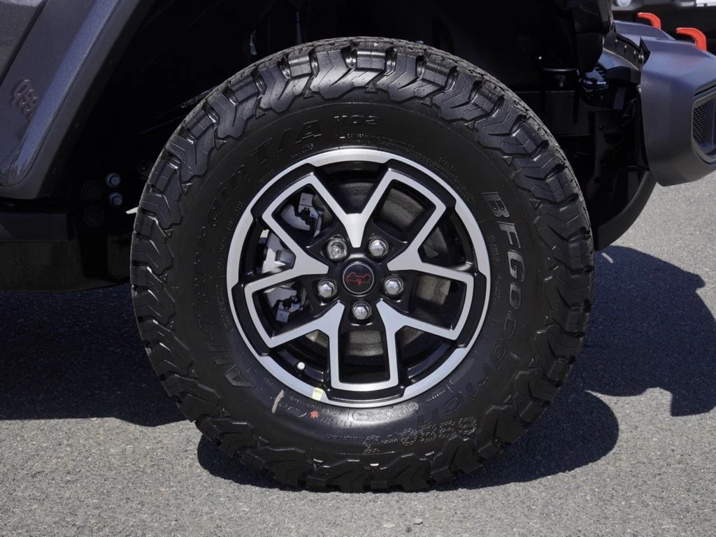 New 2026 Granite Crystal Metallic Clear-Coat Exterior Paint Jeep Rubicon image 9