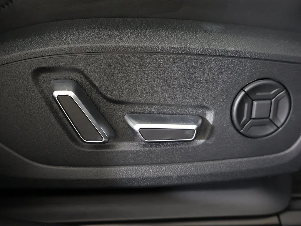 Used 2025 Mythos Black Metallic Audi 4.0T image 37