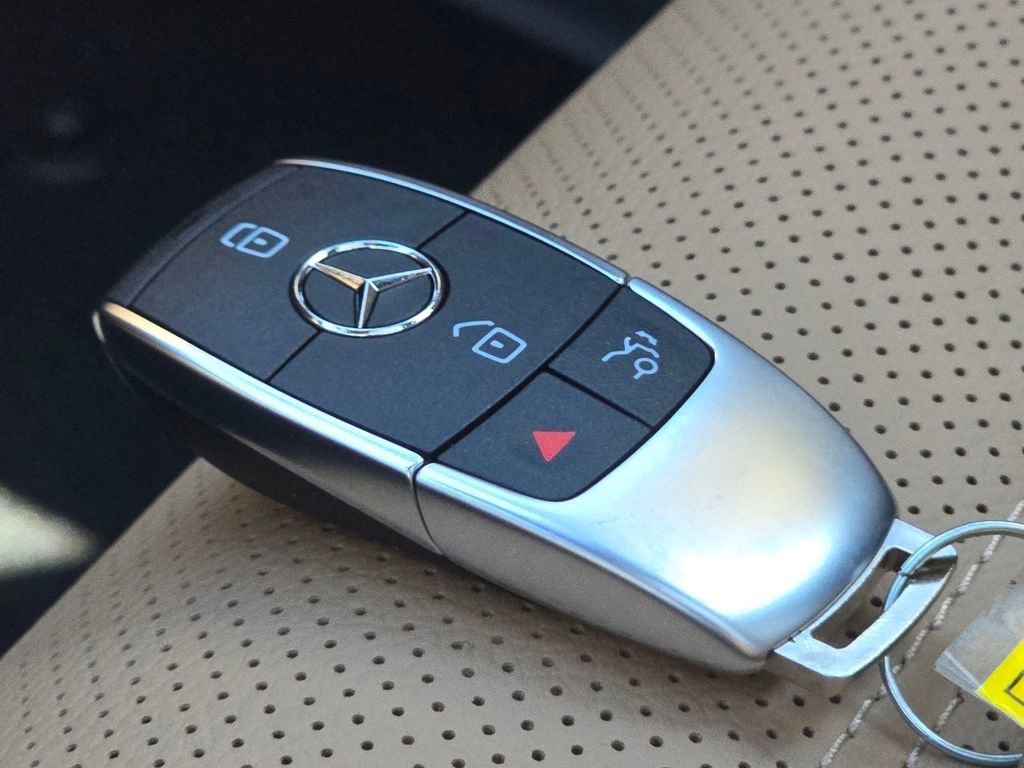 New 2026 MANUFAKTUR Moonlight White Metallic Mercedes-Benz GLS 580 image 82