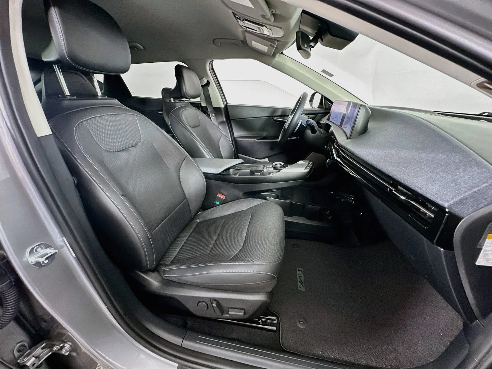 Used 2024 Steel Gray Kia Wind image 29