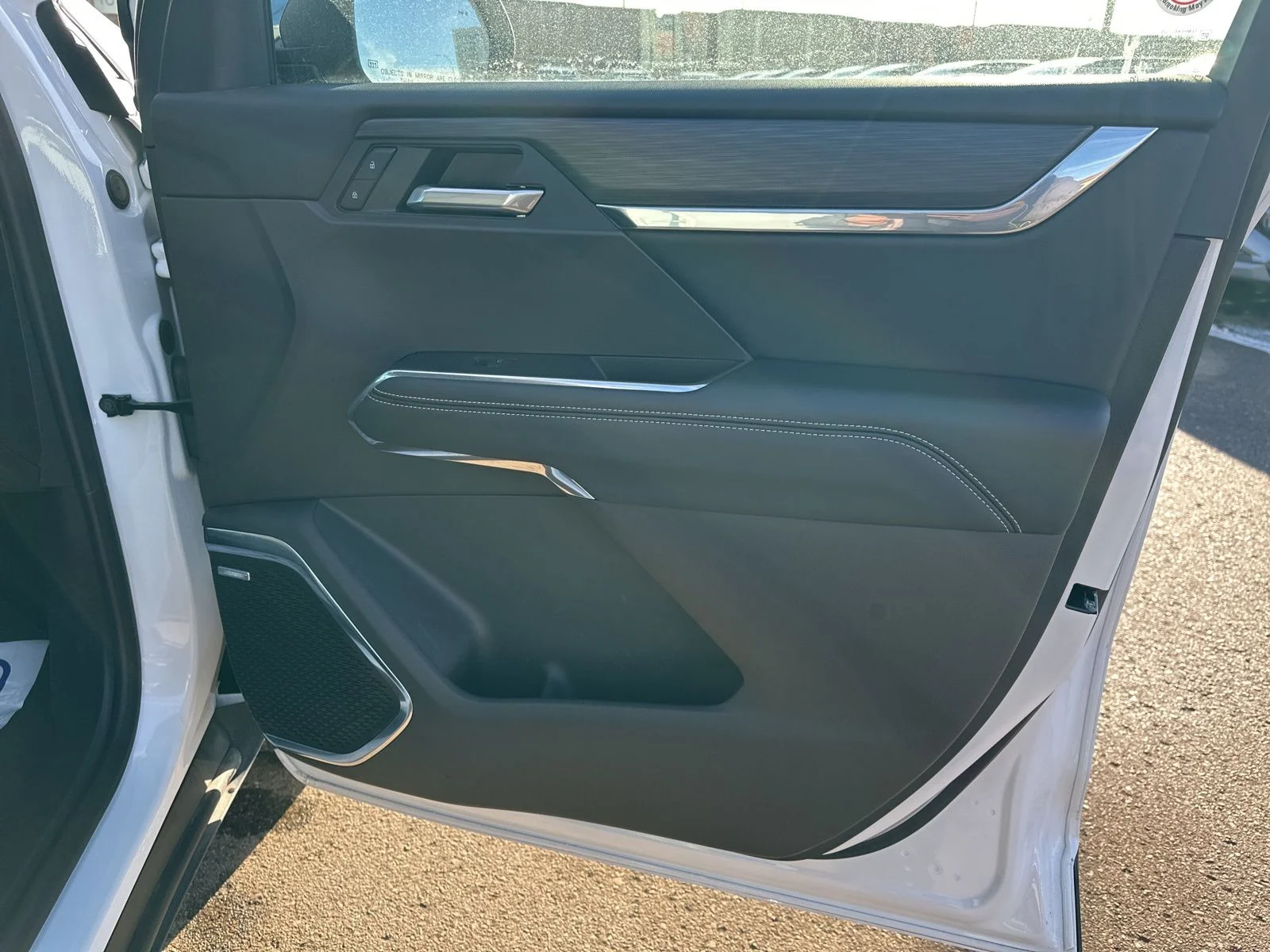 Used 2025 White GMC Elevation image 28