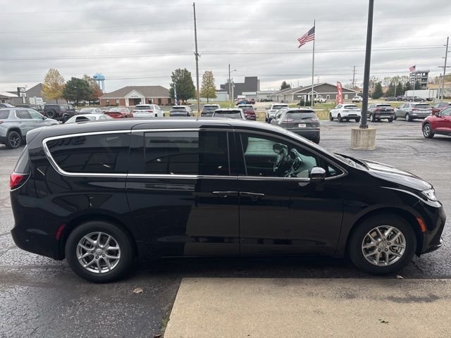 New 2026 Diamond Black Crystal Pearl-Coat Exterior Paint Chrysler Select image 8